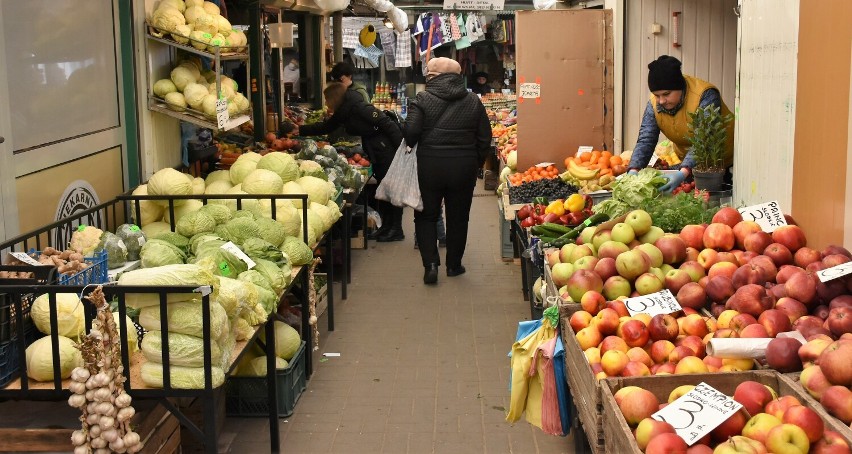Wiosna na chełmskim bazarze. Sprawdziliśmy ceny nowalijek, warzyw i owoców. Zobacz zdjęcia
