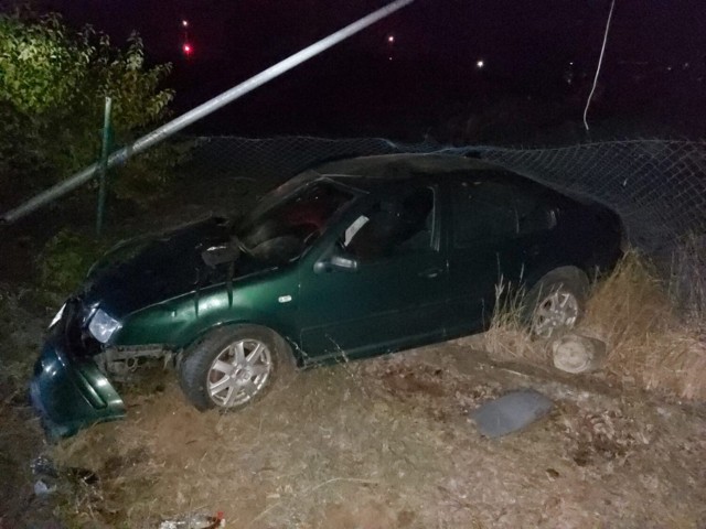 20-letni kierowca uderzył samochodem w latarnię przy obwodnicy miasta. Był kompletnie pijany (14.09.2022).