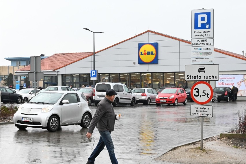 Prawie 100 złotych za parking pod Lidlem w Kielcach. Klienci zdezorientowani (WIDEO)