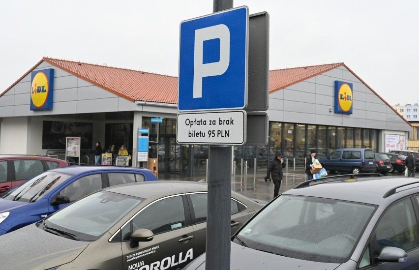 Prawie 100 złotych za parking pod Lidlem w Kielcach. Klienci zdezorientowani (WIDEO)