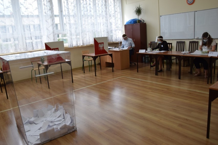 Głosowanie w drugiej turze wyborów w Zduńskiej Woli. Tak było w komisjach po południu ZDJĘCIA