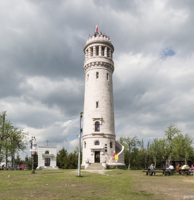 Wielka Sowa znajduje się w odległości około 50 kilometrów od Kłodzka. Wieża obecnie jest w trakcie remontu.