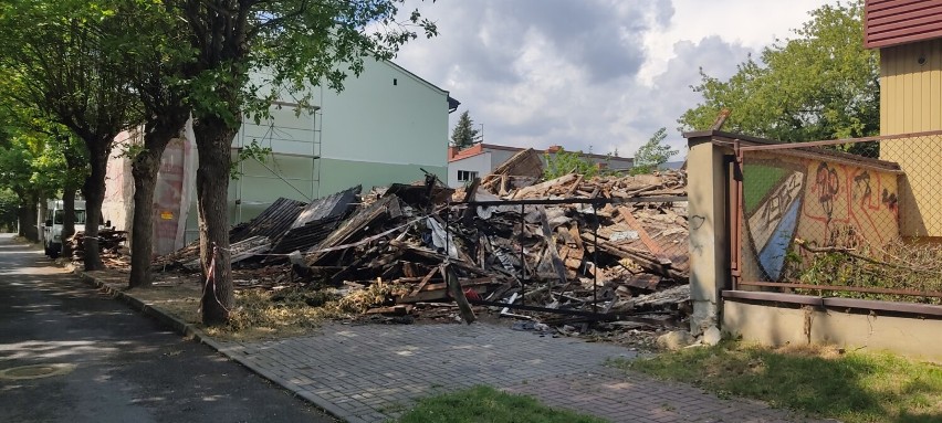 Drewniana rudera przy Garbarskiej wyburzona. Była wystawiona na sprzedaż na olx.pl ZDJĘCIA