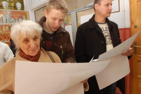 Malbork. Wielu wyborców z uśmiechem szło na wybory, wierząc w siłę swojego głosu. FOT. ANNA ARENT