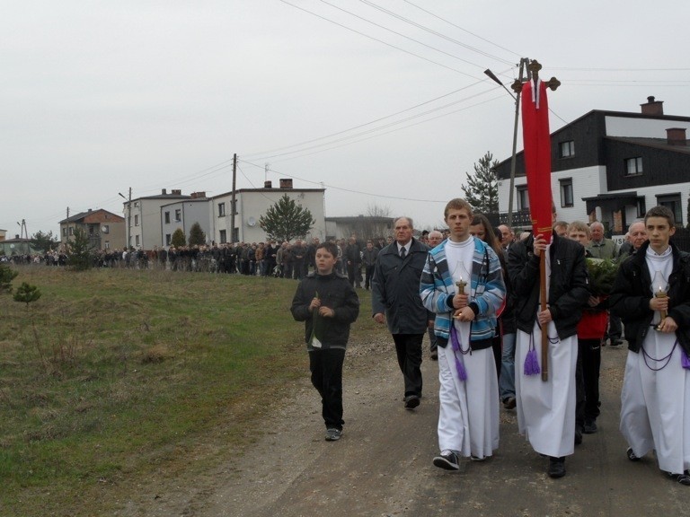 Rusinowice: Pogrzeb ks. Damiana Kominka [ZDJĘCIA]. Duszpasterza żegnały tłumy wiernych