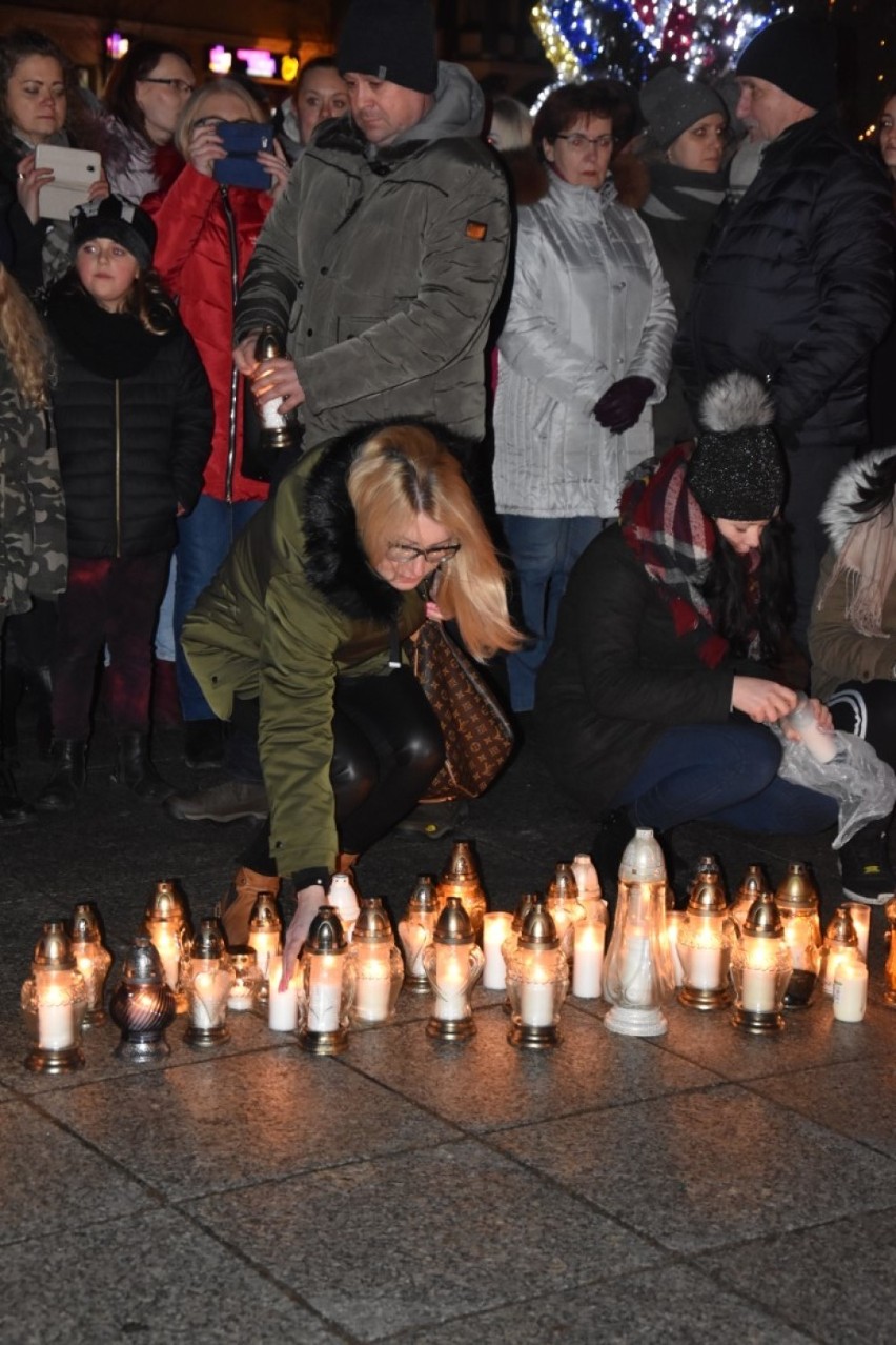 Wągrowczanie oddali hołd tragicznie zmarłemu Pawłowi Adamowiczowi. Na Rynku powstało wielkie serce utworzone ze zniczy 