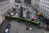 Poznań: Groźny wypadek w centrum. Tramwaj uderzył w sklep przy Al. Marcinkowskiego [ZDJĘCIA]