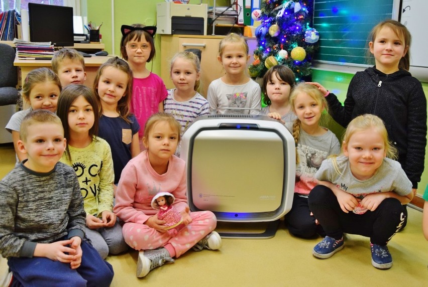 10 oczyszczaczy powietrza dla sieradzkich przedszkolaków przekazał Urząd Marszałkowski w Łodzi. W całym Łódzkiem będzie ich 700 (zdjęcia)