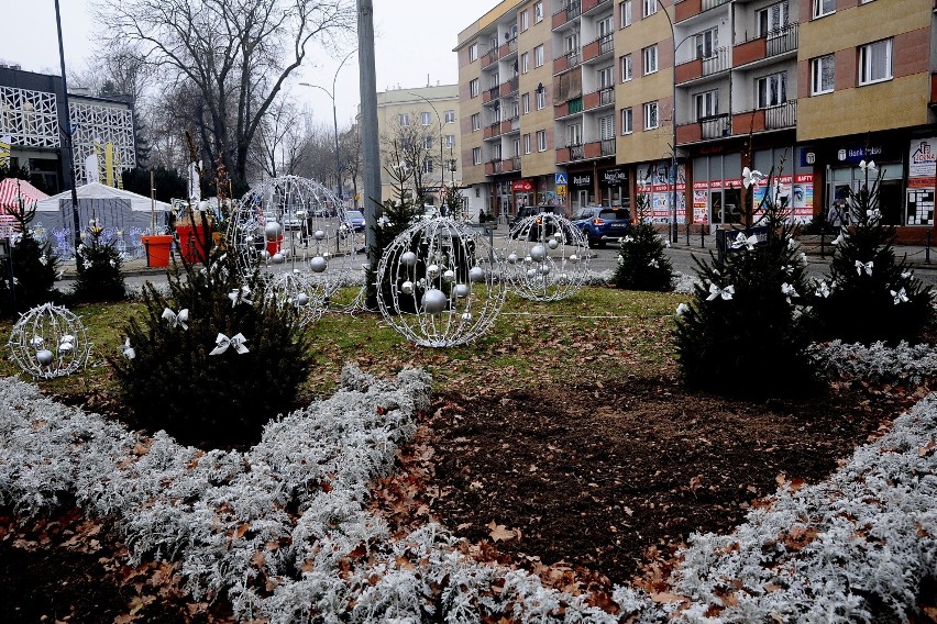 Szopka przed starostwem i ozdoby świąteczne na ulicach przypominają w Jaśle, że Boże Narodzenie tuż-tuż [ZDJĘCIA]