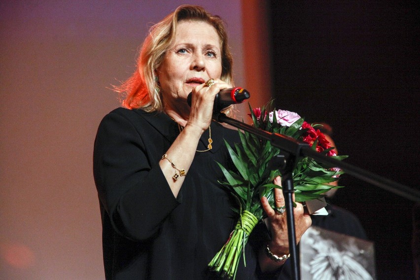 Grażyna Szapołowska jako aktorka, zadebiutowała w Teatrze...