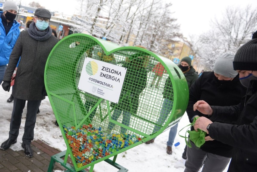 Świdniczanie są nakręceni na pomaganie! Coraz więcej serc na nakrętki pojawia się na terenie naszego miasta