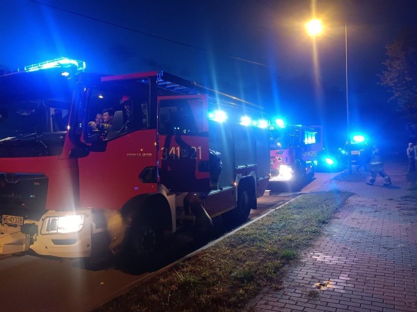 Pożar przy ul. Łęczysk w Ostrołęce. Strażacy w akcji