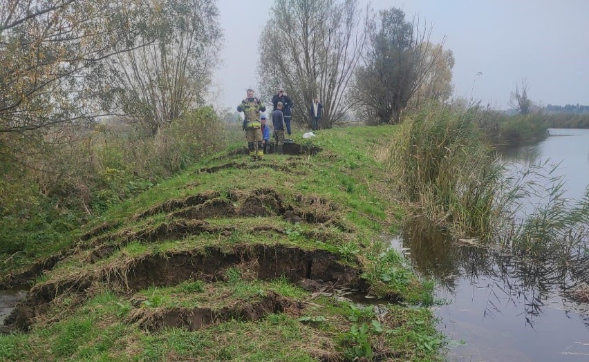 Uszkodzony wał przeciwpowodziowy na rzece Tina. ZDJĘCIA