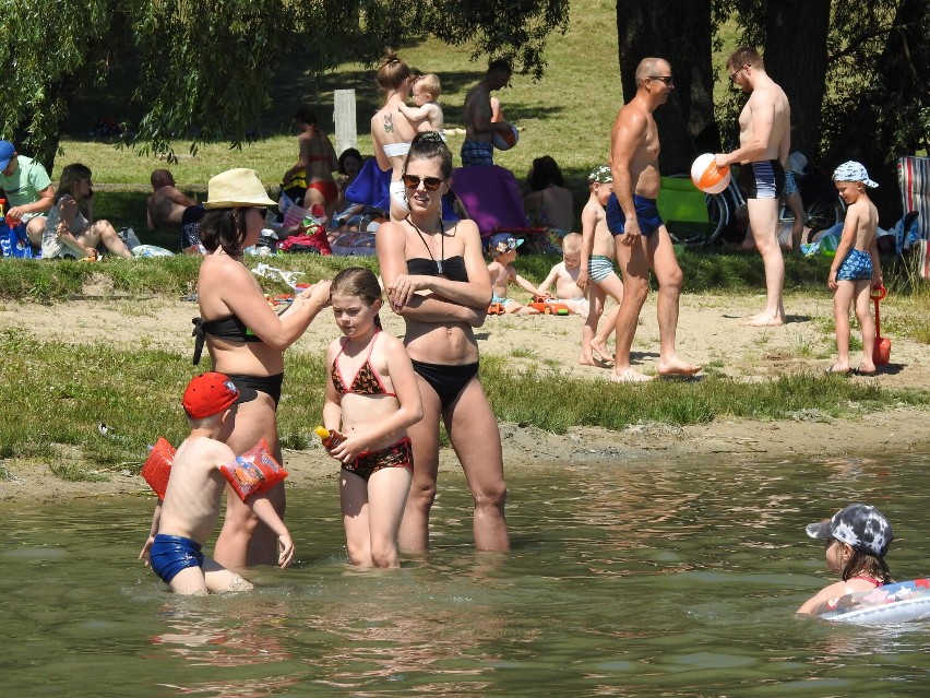 Na plaży w Starym Folwarku, nad Wigrami tłumy  wypoczywających suwalczan [Zdjęcia]