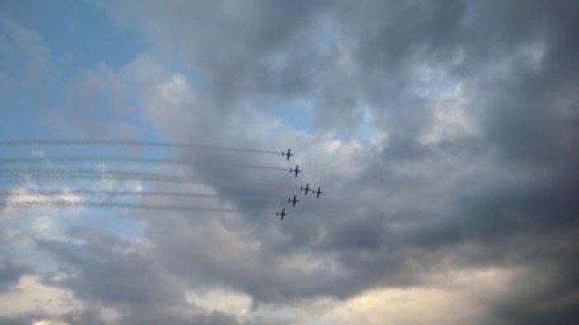 Polskie szkolne samoloty rozganiają chmury nad Warszawą przed koncertem.
Autor: Jarosław Franciszek Furmaniak