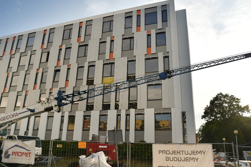 Remont elewacji PWSZ w Lesznie, już widać ogromne zmiany