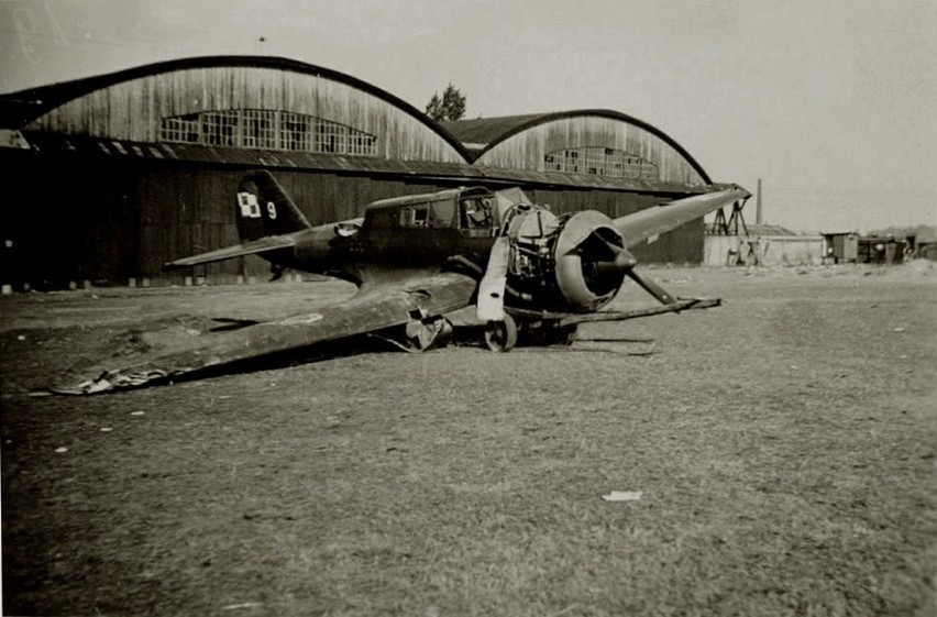 Fotografia wykonana w 1939 r., a zdjęciu Karaś II (42...