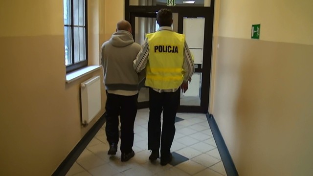 Jeden z zatrzymanych dilerów w Strzybnicy prowadzony przez policjanta