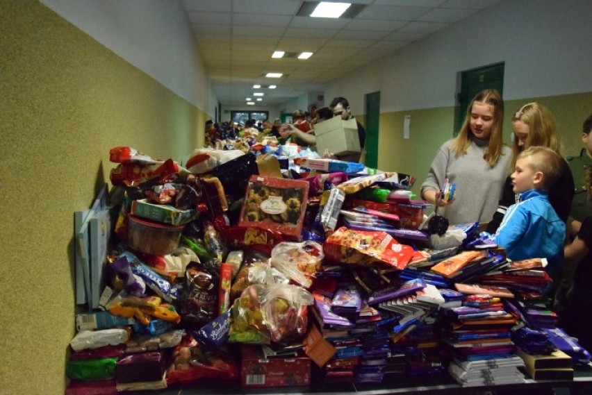 Pruszcz Gdański: Wolontariusze pakują dary zebrane na Pomorzu dla naszych rodaków - weteranów na Kresach [ZDJĘCIA]