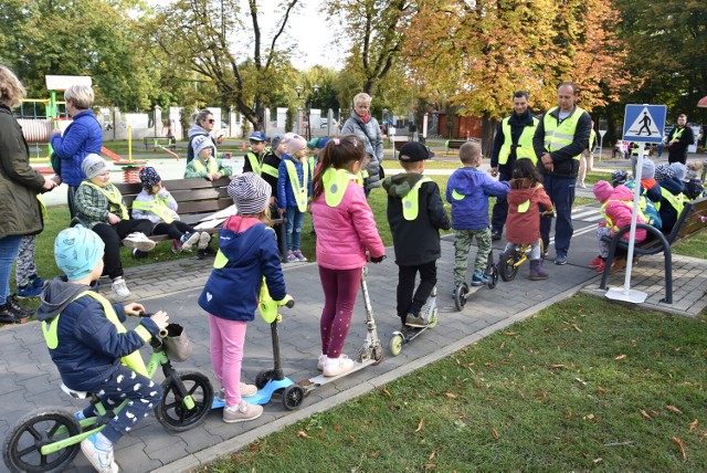 Uczniowie z Zespołu Szkół Niesłyszących i Słabo Słyszących w Tarnowie wspólnie z nauczycielami i zorganizowali piknik promujący bezpieczeństwo na drodze