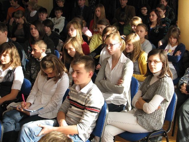 W spotkaniu uczestniczyli gimnazjaliści ze wszystkich myszkowskich szkół.