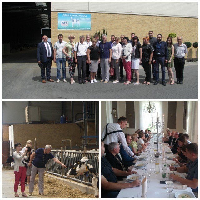 Ukraińska delegacja w gospodarstwie rolnym pana Mateusza Seraszeka w Głuchowie pozuje do zdjęcia na tle w pełni zautomatyzowanej obory na 220 krów mlecznych