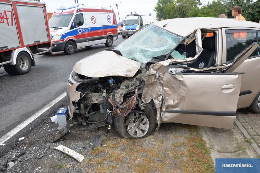 Wypadek w Brześciu Kujawskim. Zderzenie cysterny z osobówką [zdjęcia, wideo]