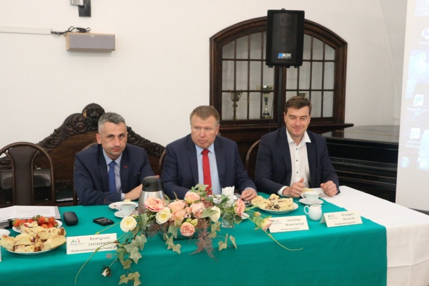 Uroczysta sesja rady powiatu w Osiecznej