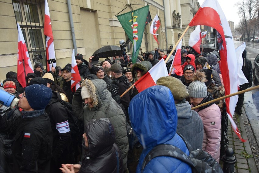 Antysemicki marsz w Kaliszu. Aresztowani mogą wyjść na...