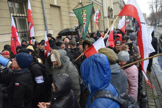 Antysemicki marsz w Kaliszu. Aresztowani mogą wyjść na wolność po wpłaceniu kaucji