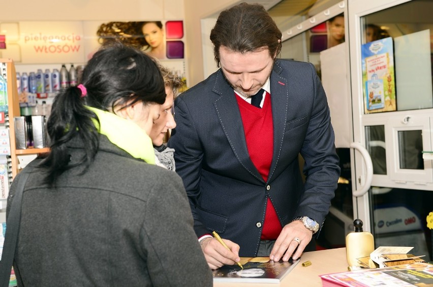 Radosław Majdan promował perfumy w sklepie sieci Drogerie...