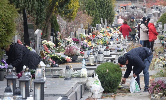 Mieszkańcy Radomia porządkują groby na cmentarzu komunalnym przy ulicy Ofiar Firleja. Ładna niedzielna pogoda sprawiła, że nekropolię już tydzień przed świętem odwiedziło wiele osób.
ZOBACZ ZDJĘCIA>>>