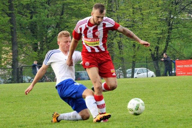 Wojciech Jamróz (z prawej) występuje na lewej obronie, ale potrafi strzelać ważne gole.
