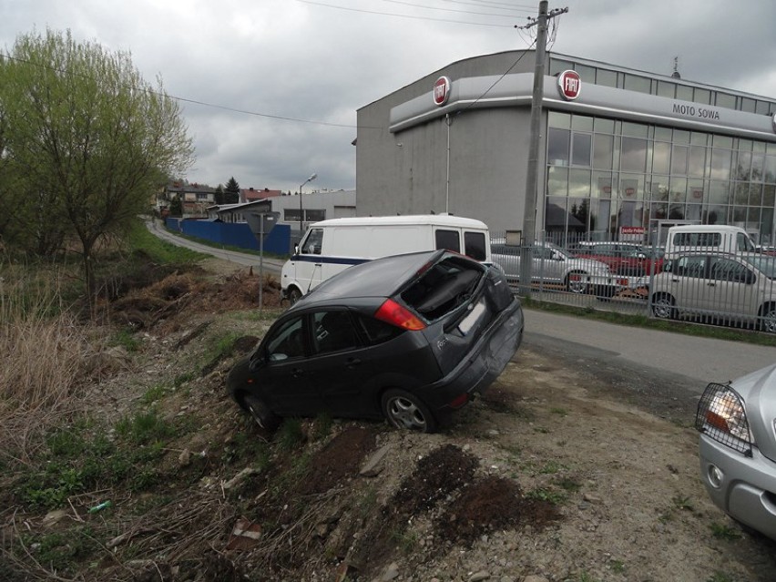 Samochód dostawczy uderzył w wóz osobowy i wyrzucił go z drogi