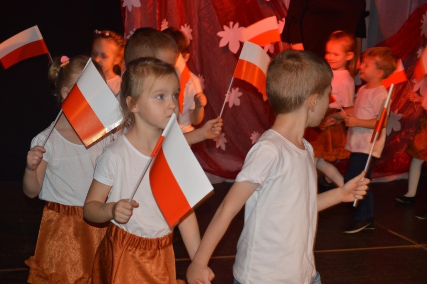 Człuchów. Koncert jesienny przedszkola "Piano" w wykonaniu najmłodszych 3-4 latków. Część 2 ZDJĘCIA