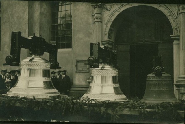 Nowe dzwony kościelne zamontowane, w miejsce zdemontowanych przez Niemców w czasie I wojny światowej, w 1930 r. Większy dzwon miał napis "Warownym grodem jest nasz Bóg, orężem nam i zbroją".