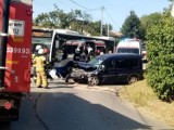 Zderzenie autobusu z autem osobowym w podkrakowskich Będkowicach [ZDJĘCIA]