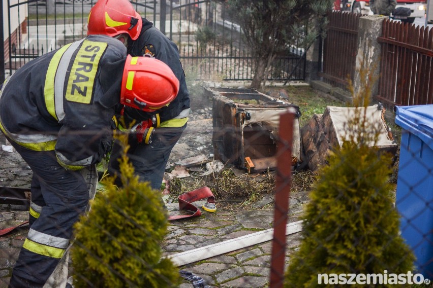 Pożar w Grudziądzu. Spłonęło piętro domku jednorodzinnego [zdjęcia, wideo]