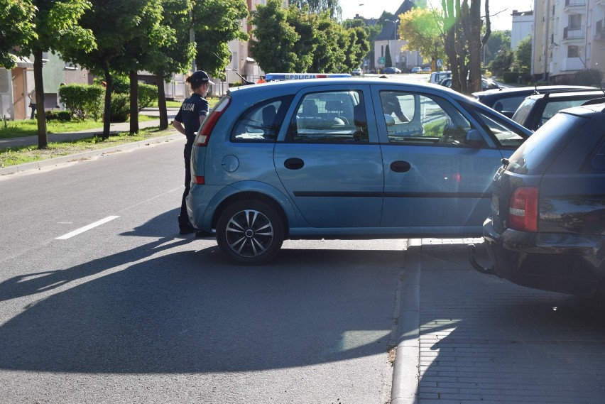 Nie zaciągnęła hamulca ręcznego i auto z parkingu zjechało na jezdnię. Kobieta w tym czasie poszła do kościoła