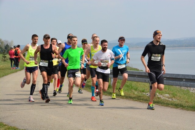 Półmaratonu Dąbrowskiego 2020 nie będzie, więc przypomnijmy sobie jak ta impreza biegowa wyglądała w latach 2017-2019 Zobacz kolejne zdjęcia/plansze. Przesuwaj zdjęcia w prawo - naciśnij strzałkę lub przycisk NASTĘPNE