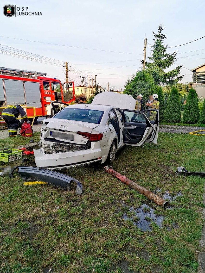 Wypadek na ul. Łódzkiej w Lubochni. Kierowca stracił panowanie nad pojazdem i wpadł na posesję [ZDJĘCIA]