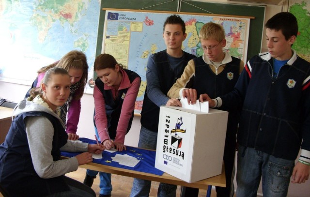 Na zdjęciu głosują: Natalia Chrapek, Ewelina Wiśniewska, Karolina Dąbrowska, Mateusz Brzuchnalski, Sebastian Kępiński i Maciej Błaszczak.