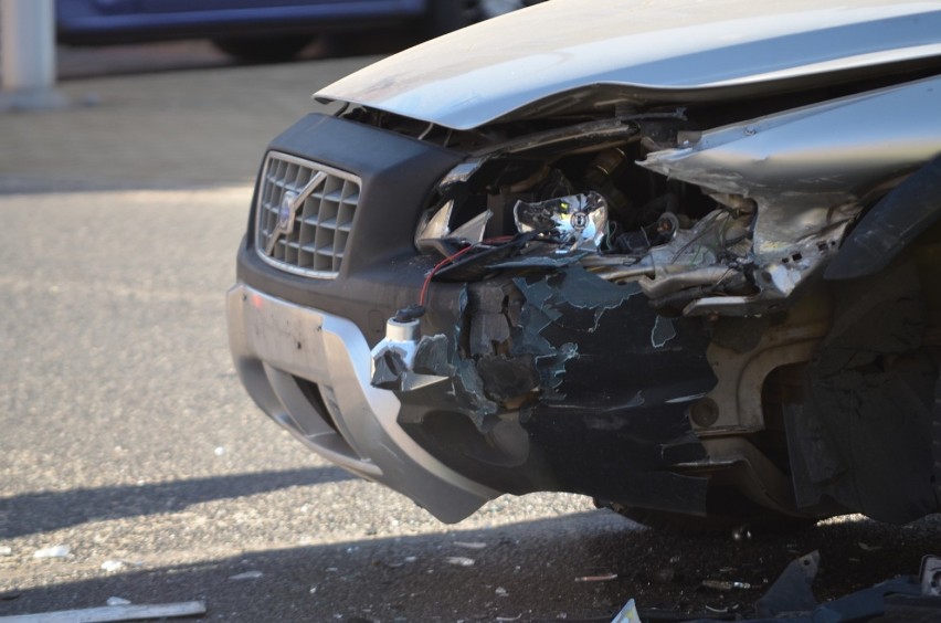 Głogów: Zderzenie volvo z BMW na osiedlu Piastów Śląskich 