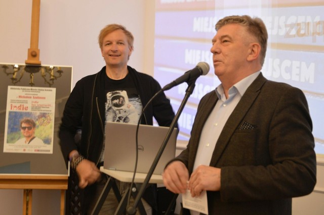 Bohatera spotkania, Michała Szulima, przedstawił dyrektor biblioteki Dariusz Kowalczyk