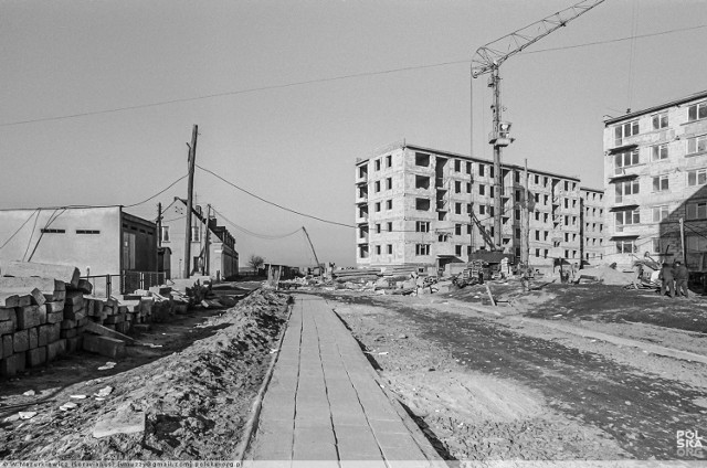 Budowa osiedla Moniuszki trwała od lat 60 - tych do 80 - tych ubiegłego wieku. Na 40 hektarach stanęło 60 bloków mieszkalnych.