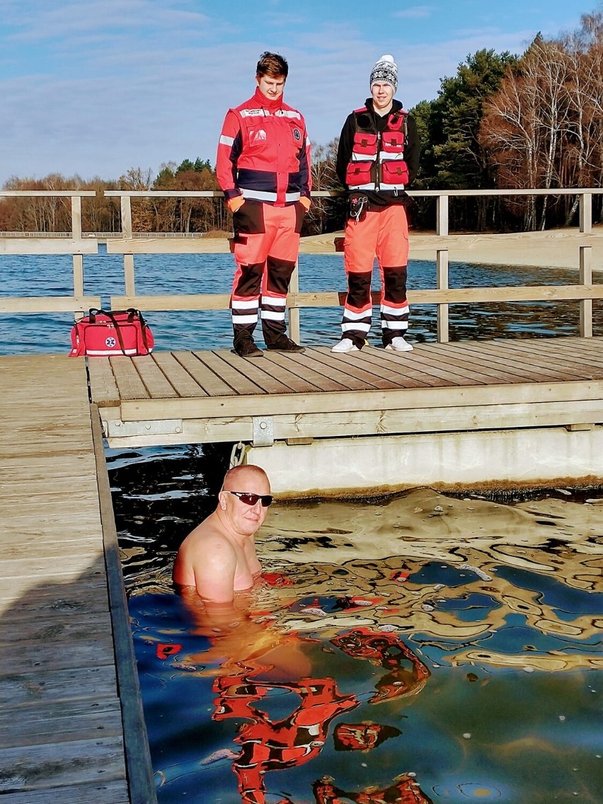 Jacek Dryjański spędził godzinę w zimnej wodzie. Wszystko dla Autyzm Family