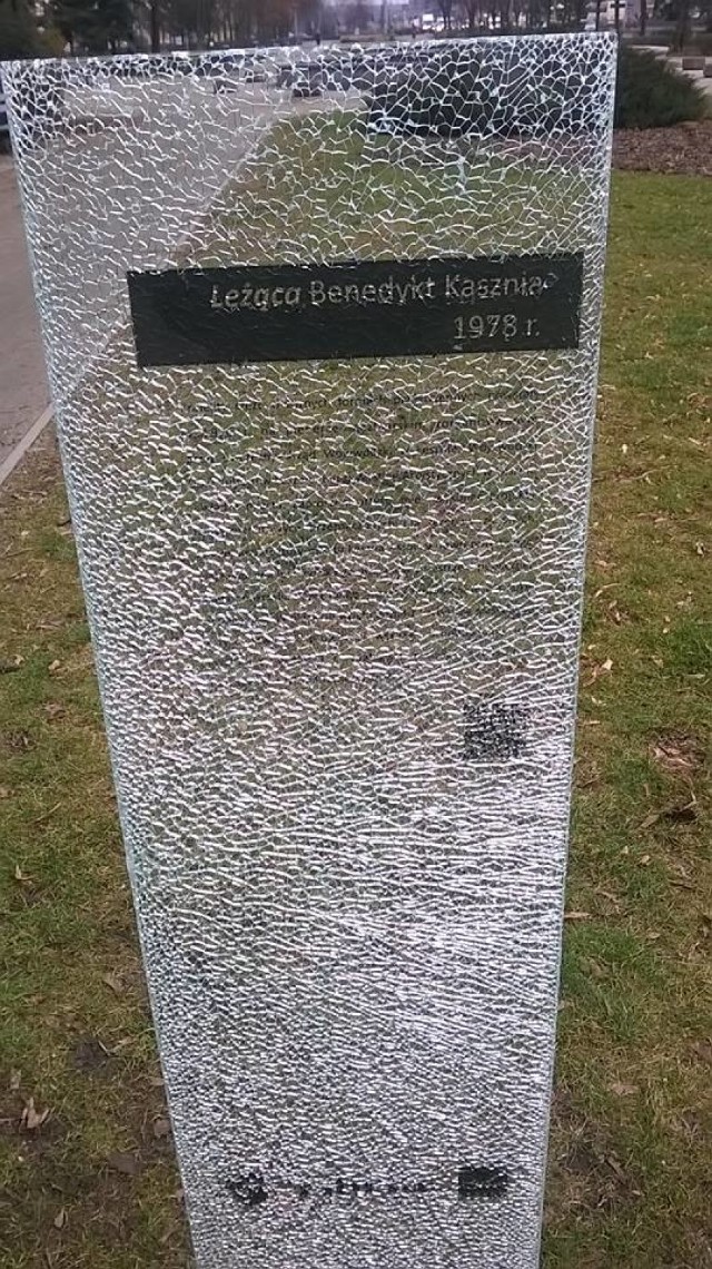 Wandale w Parku Jonstona zniszczyli szklana tablicę informacyjną, stojącą przy jednej z rzeźb.