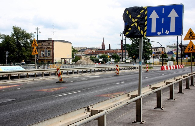 Ulica Focha koło Opery Nova jest zamknięta dla ruchu tramwajowego. Autobusy i samochody osobowe mogą podr&oacute;żować bez większych utrudnień. Fot. Marek Wiśniewski