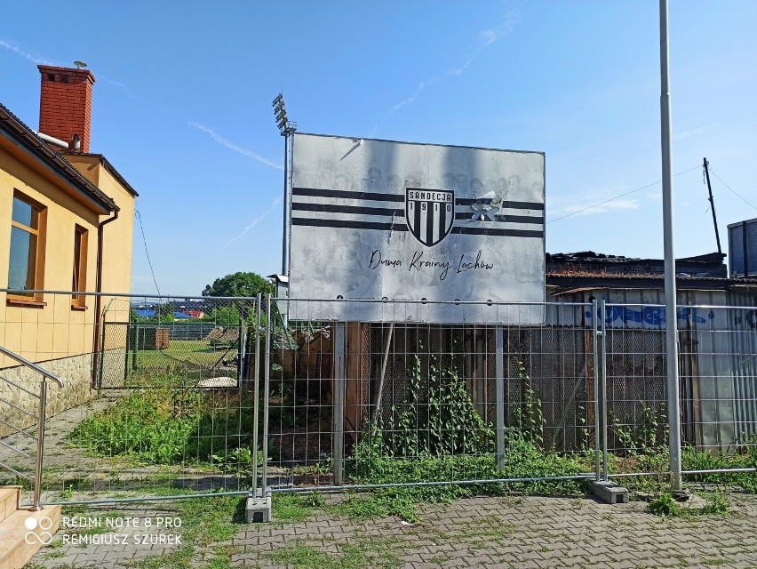 Nowy Sącz. Burzą stary stadion Sandecji. Zaraz zostanie z niego tylko kupa gruzu [ZDJĘCIA]