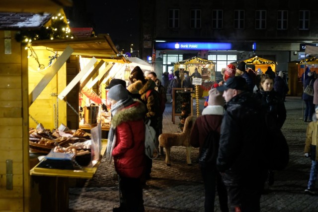 Ruszył jarmark bożonarodzeniowy w Zabrzu. Na pl. Wolności czeka mnóstwo atrakcji. Zobacz zdjęcia >>>